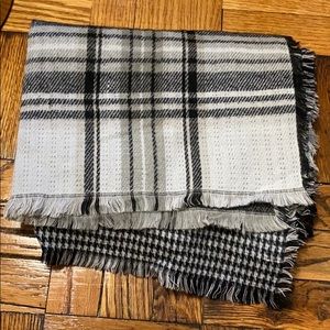 NWT Renvy black and white thick scarf